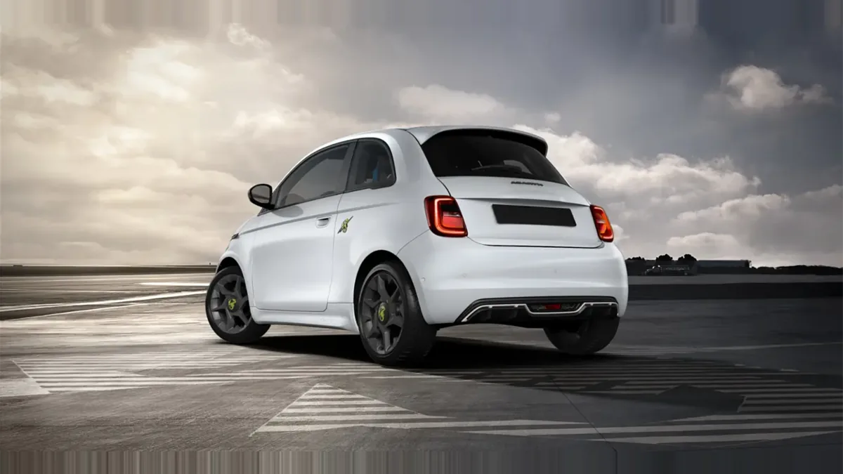 Abarth 500e 42kWh en leasing — Trasera