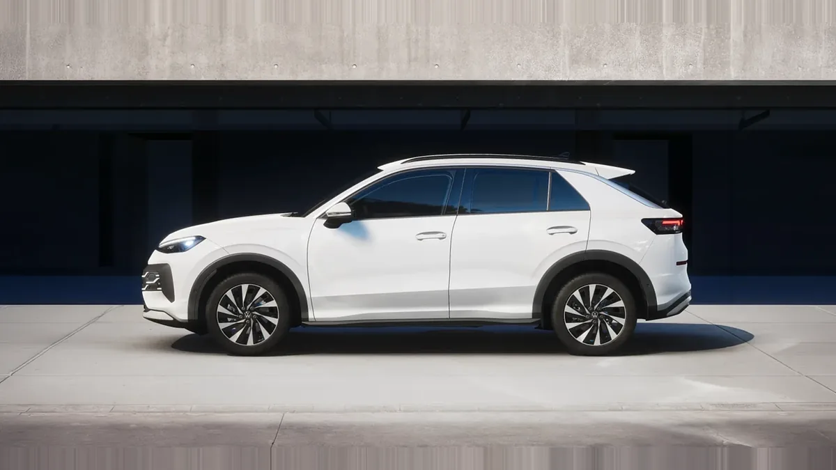 Volkswagen T-ROC Match 1.5 eTSI 150CV DSG en leasing — Trasera
