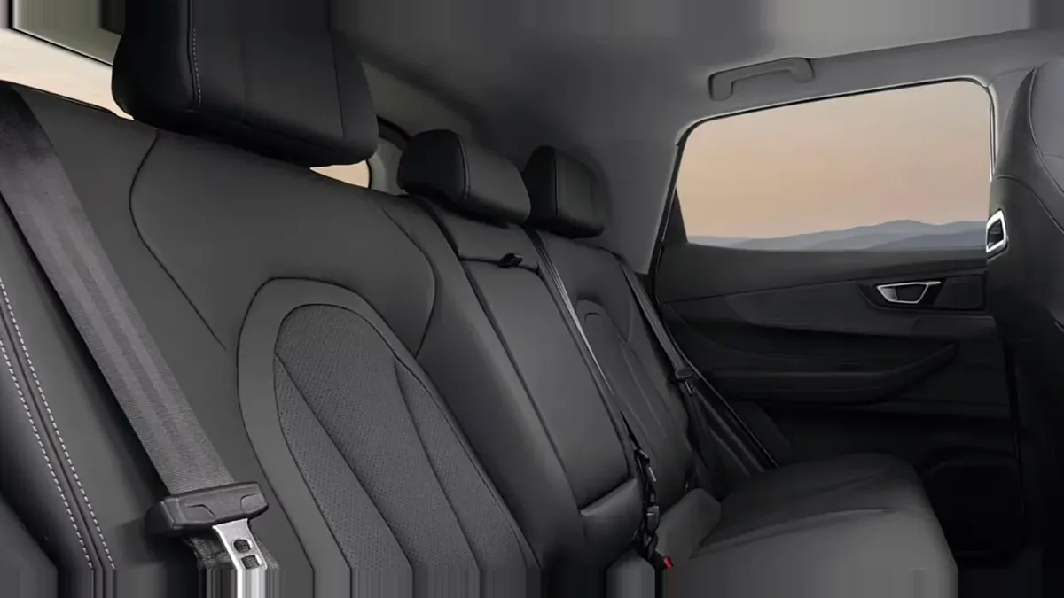 Ebro s400 1.5 DHE HEV Excellent CVT en leasing — Interior