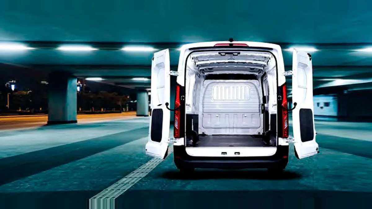 Maxus Deliver 9 Furgón 2.0D L3H2 150 (MERCANCÍAS PROPIAS) en leasing — Trasera