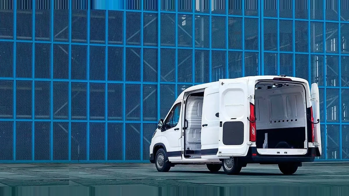 Maxus Deliver 9 Furgón 2.0D L3H2 150 (MERCANCÍAS PROPIAS) en leasing — Lateral
