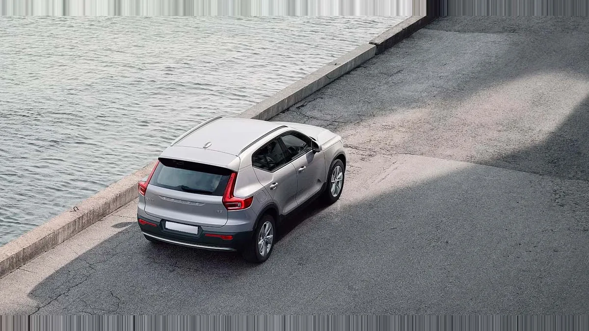 Volvo XC40 2.0 B3 Core G Auto en leasing — Trasera